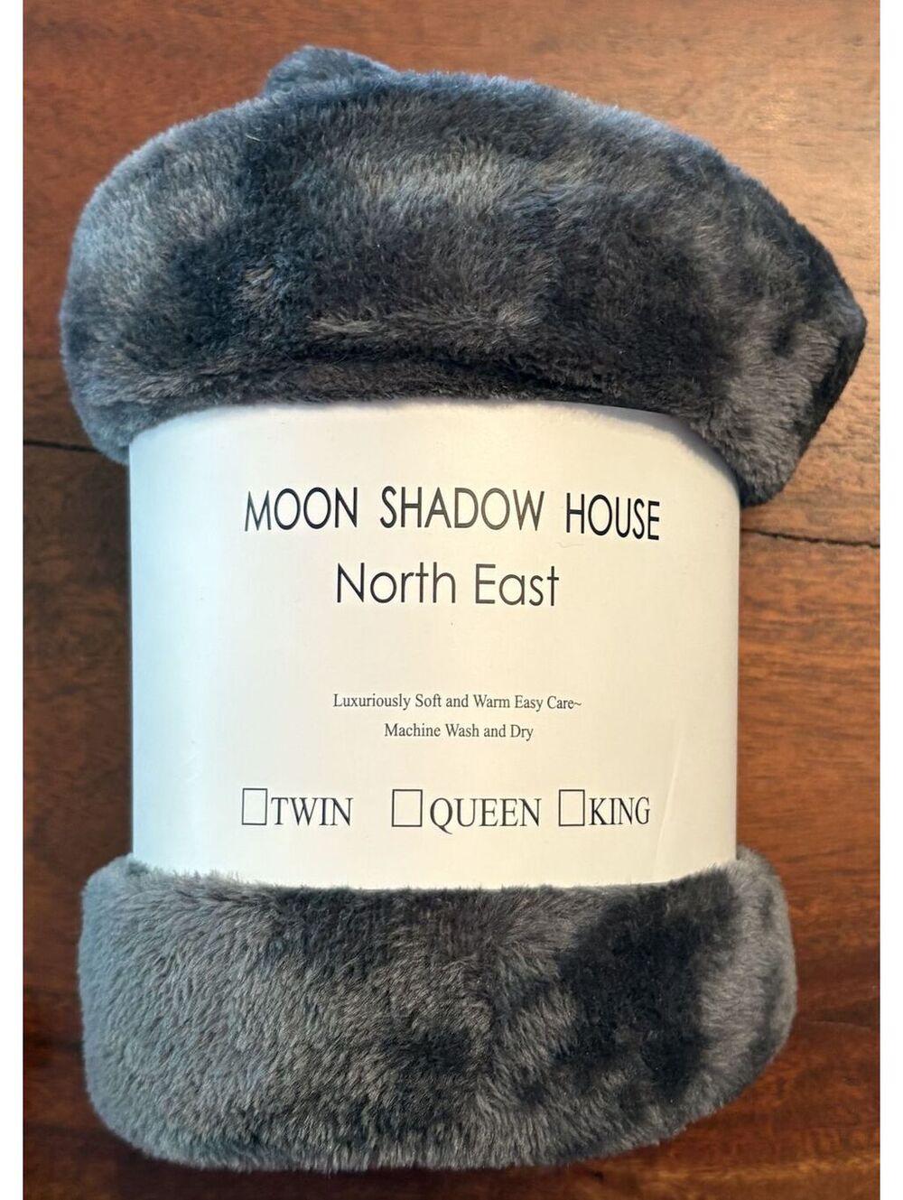 Moon Shadow House small plush blanket gray. 70cm. x 100cm.